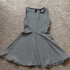 🖤🤍 Forever 21 Stretch Fit and Flare Dress